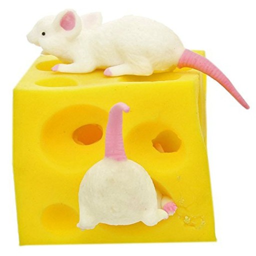 Jucărie de șoarece și brânză