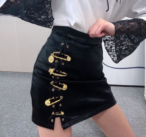 Jupe en simili cuir avec des boucles