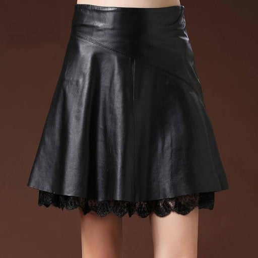 Jupe femme en cuir synthétique avec bordure en dentelle Coupe évasée longueur au-dessus du genou Couleur noire Coutures diagonales Surface