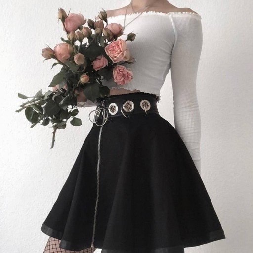 Jupe mini femme avec des anneaux décoratifs