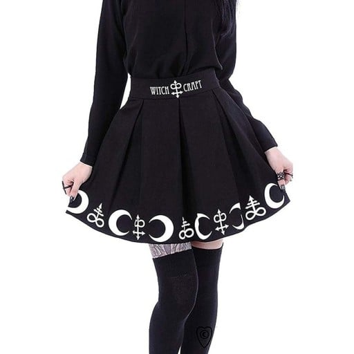 Jupe plissée gothique pour femmes noire Longueur au-dessus du genou Impression blanche de croissants de lune et de symboles occultes sur l'ourlet