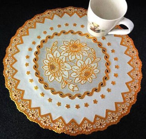 Kanten placemat met gouden ornamenten