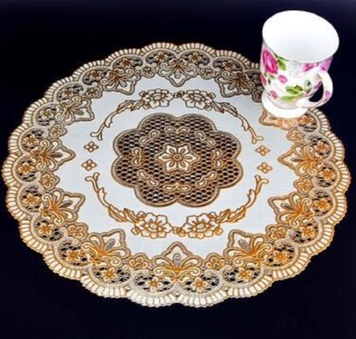 Kanten placemat met gouden ornamenten