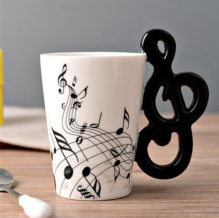 Keramiktasse mit Musikinstrument J680