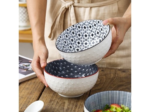 Keramisk skål med ornamenter