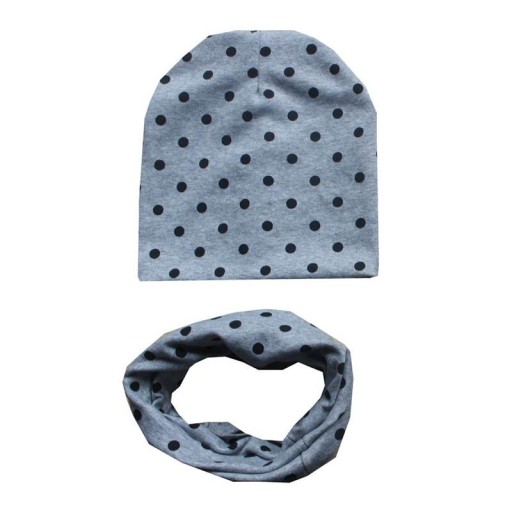 Kinderset van muts en halsdoek met stippen
