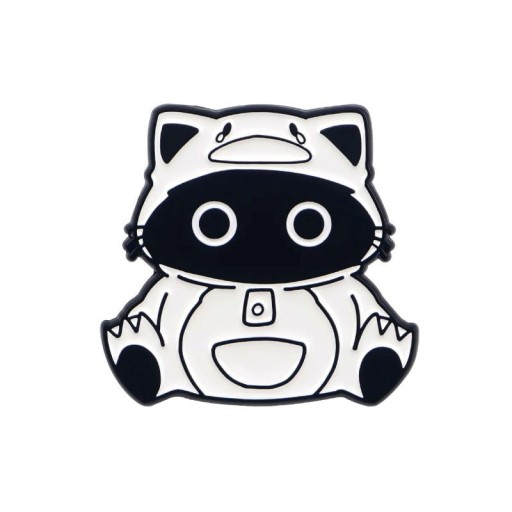 Kitty jelmezben kitűző, kb. 3,3 x 3,1 cm, fekete-fehér pin, aranyos állatos motívum hátizsákra, ruházatra, kiegészítő