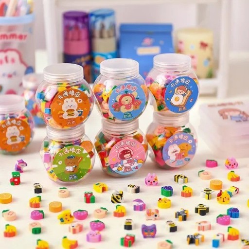 Kleine bunte Radiergummis 50 Stück in zwei Boxen Mini-Radiergummis für Kinder mit niedlichen Motiven 2 Kunststoffbehälter mit Radiergummis zum Radieren 5,5 x 5,3 cm