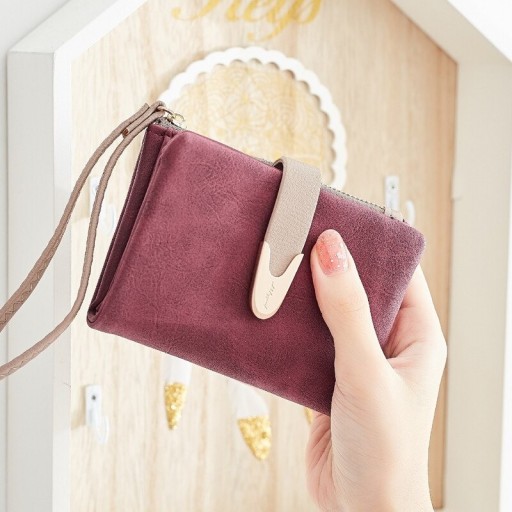Kleine Damenbrieftasche mit Schnalle M348