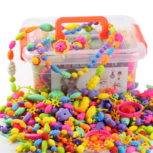 Kolorowe koraliki dziecięce w pudełku po 485 szt