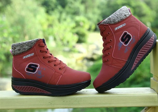 Κομψά γυναικεία μποτάκια στον αστράγαλο με πλατφόρμα J1912