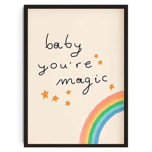 Koristeellinen seinätaulu tekstillä baby you’re magic ja sateenkaari 40 × 50 cm kankaanprintti monivärinen kuva lastenhuoneeseen ilman kehystä