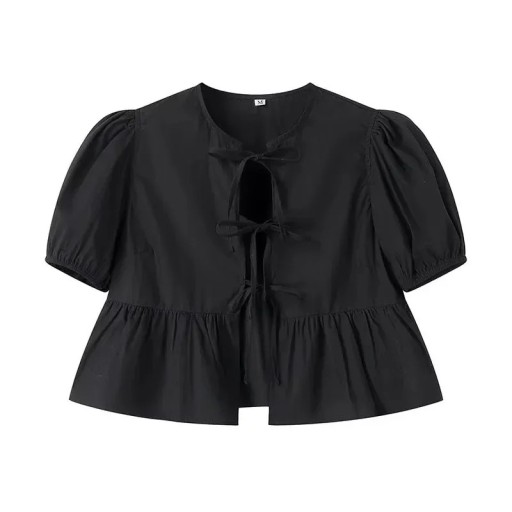 Kort damblus med knytband. Rynkad topp med volanger och puffärmar. Romantisk stil. Sommarblus med låg midja och halsringning.