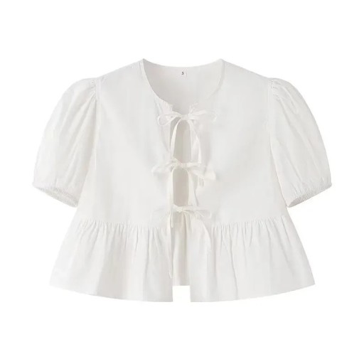 Kort damblus med knytband. Rynkad topp med volanger och puffärmar. Romantisk stil. Sommarblus med låg midja och halsringning.