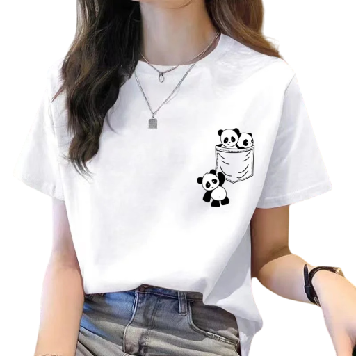 Kortærmet dame-T-shirt. Sødt pandaprint i lommen. Afslappet, behagelig T-shirt med rund halsudskæring. Originalt motiv til dyreelskere.