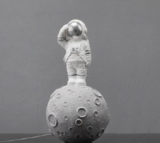 Kosmonauten- und Mondfigur