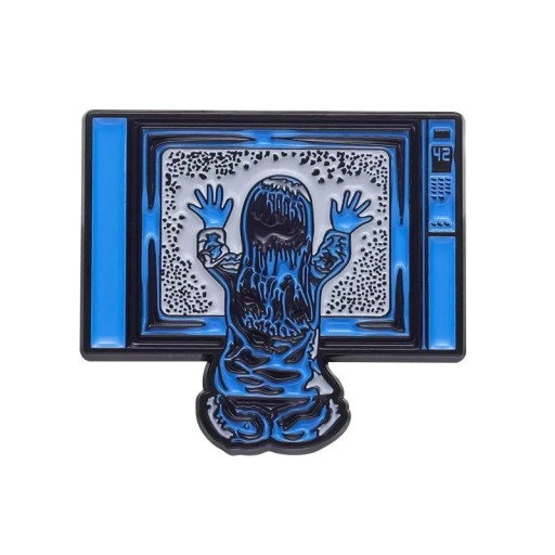 Kovowa broż retro TV postać horroru przy ekranie 2,5 x 3 cm emaliowany odznak niebieski czarny pin na odzież plecak halloween dodatek