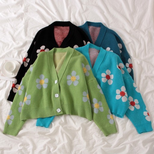 Kurzer Damenpullover mit Blumen