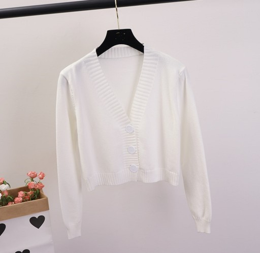 Kurzer Damenpullover mit Knöpfen