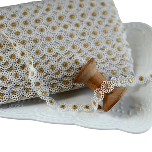 Kvetinová krajková stuha 1,3 cm x 91 cm Biela stuha so zlatým lemom Jemná dekoračná krajka Polyester a bavlna Stuha na svadby dekorácie