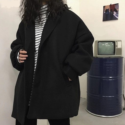 Kvinnor i oversize kappa P1821