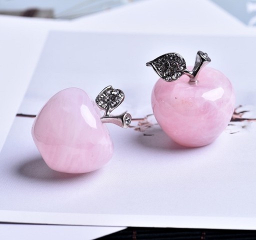 Kwarc różowy w kształcie jabłka