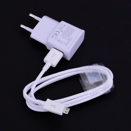 Ladeadapter mit USB-auf-USB-C-/Micro-USB-Kabel