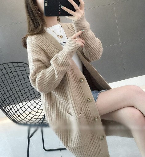 Langer Damenstrickpullover mit Knöpfen