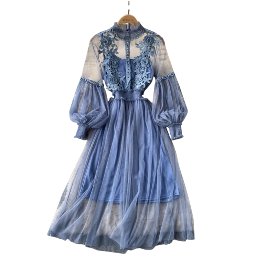 Langes blaues Kleid mit Spitzenstickerei am Oberteil und Tüllärmeln. Elegantes zweiteiliges Outfit mit einer glatten Unterschicht