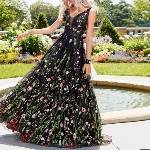 Langes Damenkleid mit Blumen