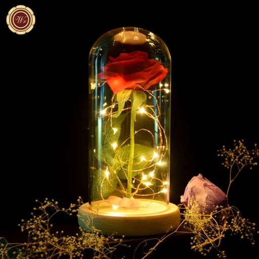LED świeci czerwona róża w szklanym słoju