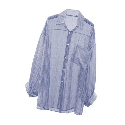 Leichtes, transparentes Damenhemd mit langen Ärmeln. Lockere Passform mit Kragen und Tasche. Elegantes Button-Down-Hemd für die Stadt und das Wasser.