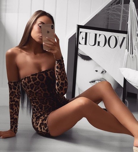 Leopardikuvioinen minimekko, jossa nyöritys