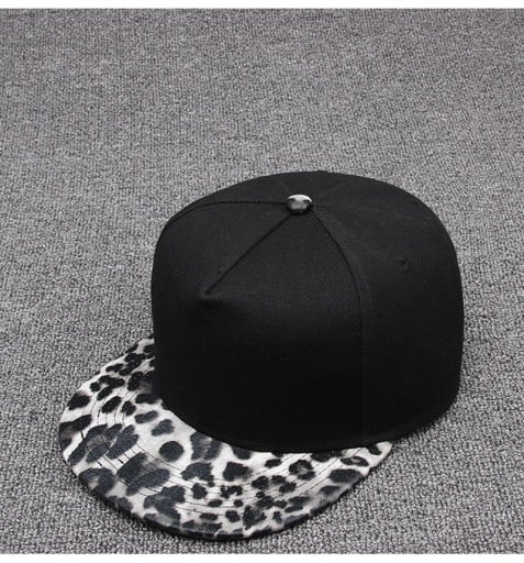 Leopardikuvioinen snapback-lippis J1607