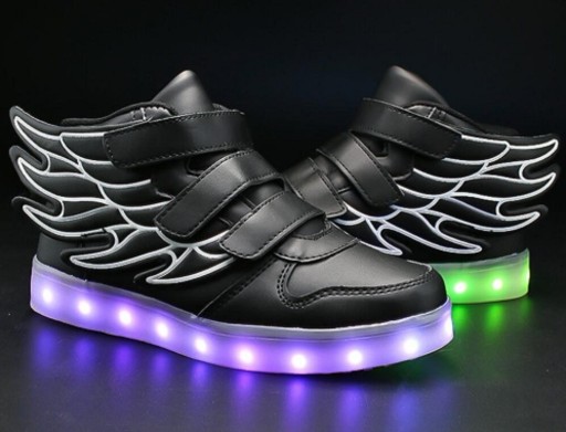 Ljusa barnsneakers med vingar