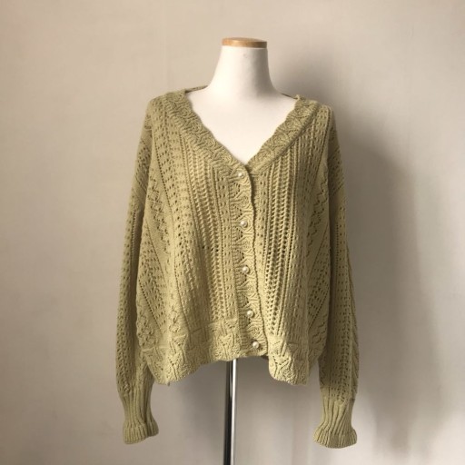 Locker gestrickter Damenpullover mit Knöpfen