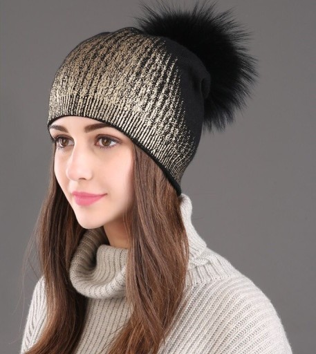 Lujoso gorro de mujer con pompón