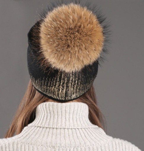Lujoso gorro de mujer con pompón