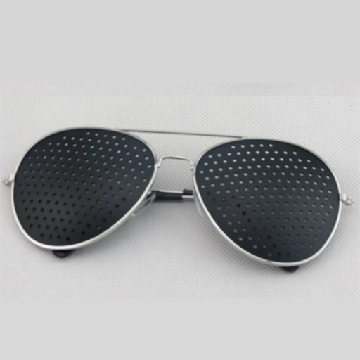 Lunettes perforées pour améliorer la vue
