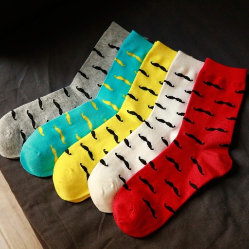 Lustige Herrensocken mit Schnurrbärten