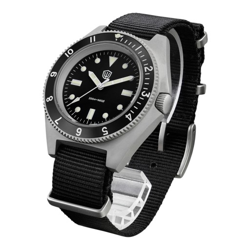 Luxury Men's Quartz Watch Waterproof 200 m Sapphire Glass Luminous Indices BGW9 Case 40.9 mm Sandblasted Steel 316L Nylon Strap