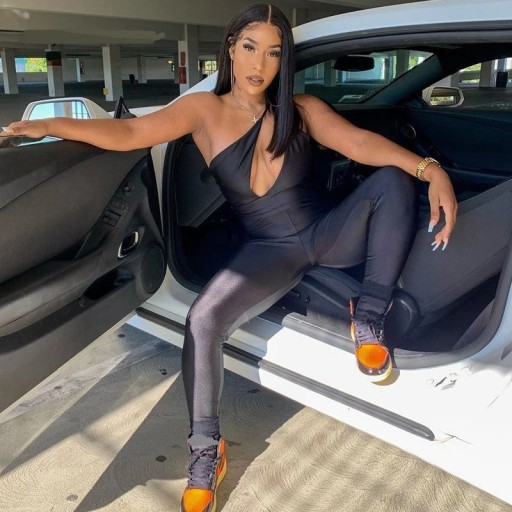 Macacão preto feminino com decote profundo