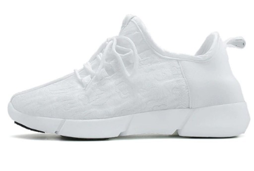 Mädchen leuchten Schuhe