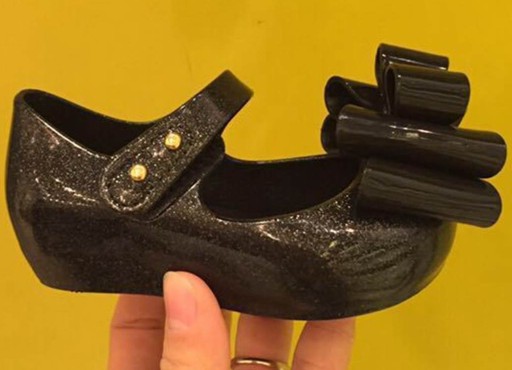 Mädchensandalen mit Schleife