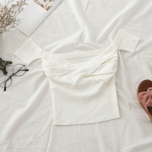 Maglietta a maglia da donna con spalle scoperte