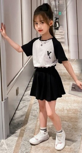 Maglietta e pantaloni corti da ragazza L1543