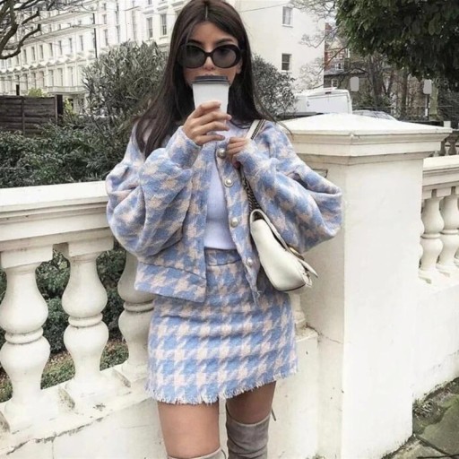 Maglione e gonna a quadri da donna