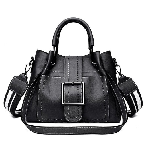 Mala de senhora crossbody em couro sintético PU com alça para a mão Alça riscada larga Grande fivela metálica e tachas decorativas 27 x 20