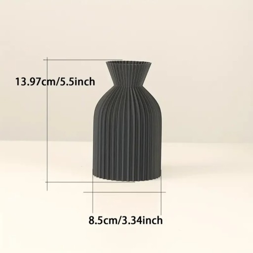 Malá rebrovaná plastová váza 13,9 cm Béžová alebo čierna Matný povrch Moderný dizajn Dekorácia do bytu Kvetinová váza
