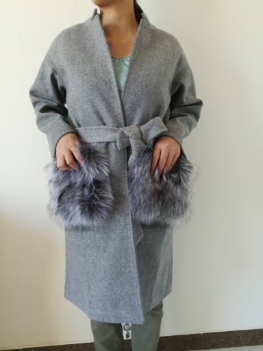 Manteau femme avec fourrure sur les poches J1211